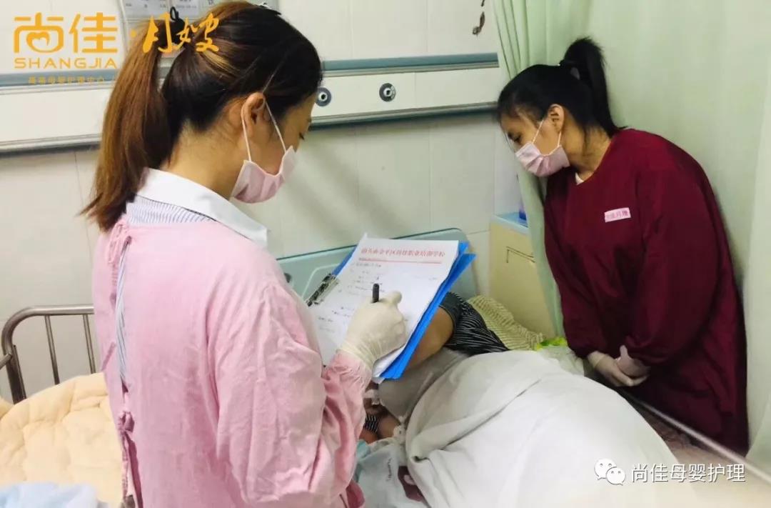尚佳專(zhuān)業(yè)月嫂丨母乳丨你還認為初乳很臟，要擠掉的嗎？
